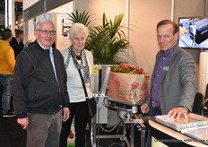 Dirk en Wil van Nieuwkoop maken een praatje met Frans van Winden over verschillende technische toepassingen van HETO.